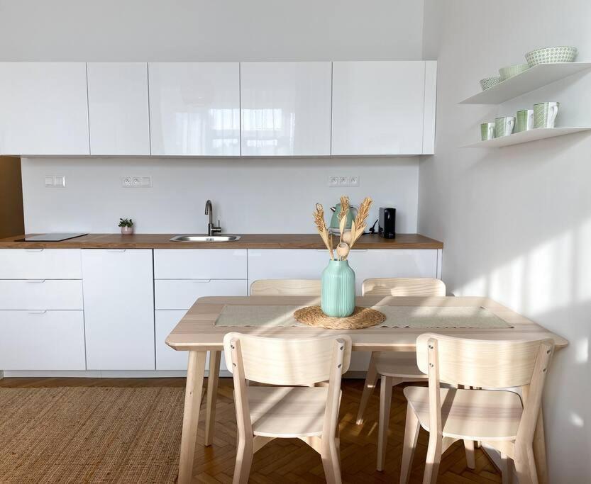Cute Studio In Old Town Братислава Екстериор снимка