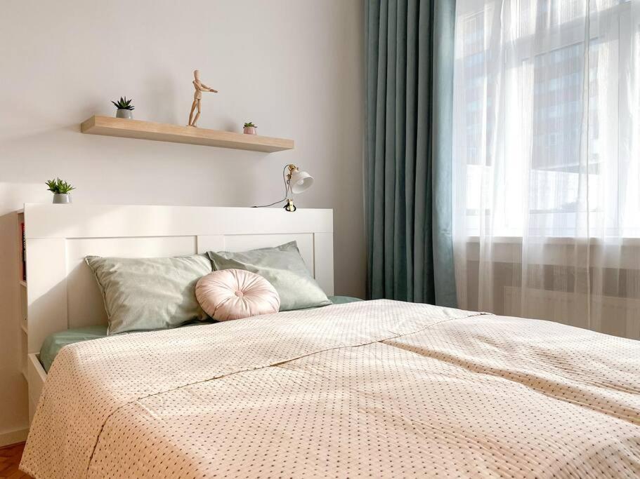 Cute Studio In Old Town Братислава Екстериор снимка