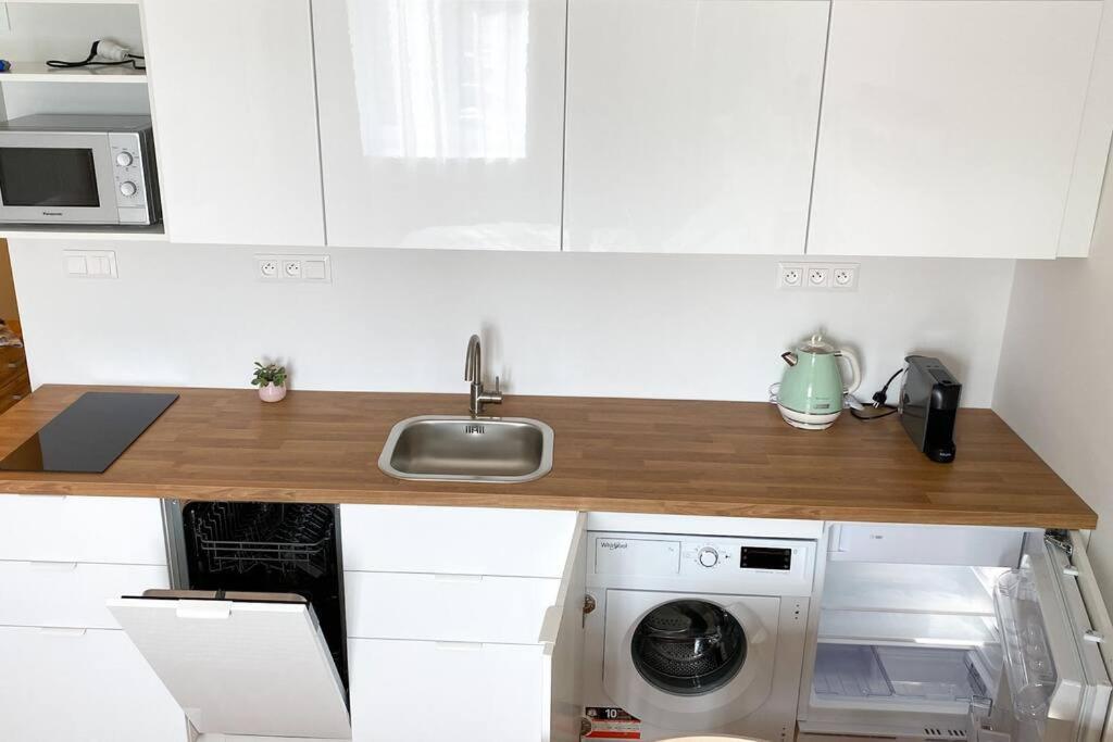 Cute Studio In Old Town Братислава Екстериор снимка